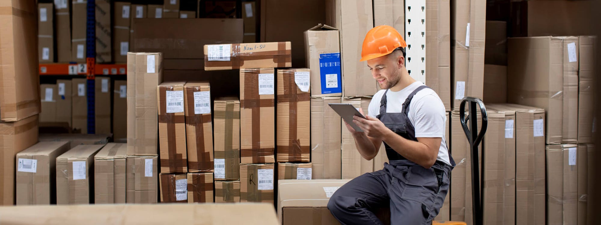 Mitarbeiter im Lager prüft Intralogistik auf Fehler