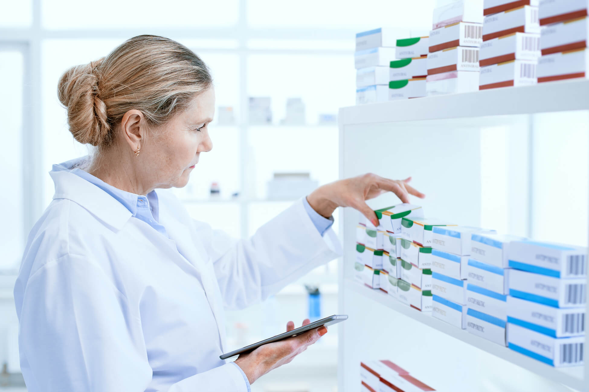 Frau, die Medikamentenpackungen prüft