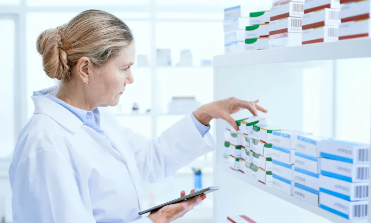 Frau, die Medikamentenpackungen prüft