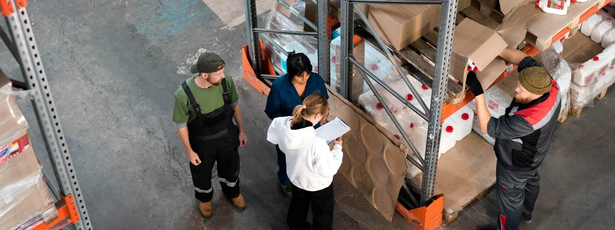 Logistik-Team mit externem Outsourcing Dienstleister im Lager