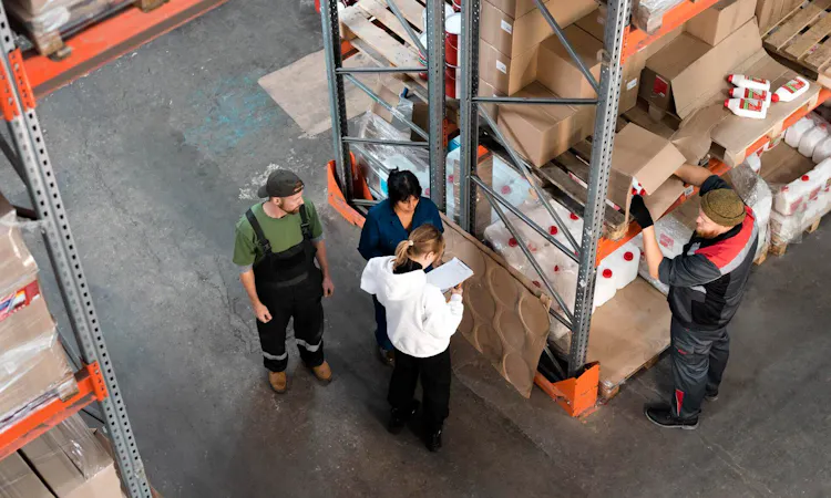 Logistik-Team mit externem Outsourcing Dienstleister im Lager