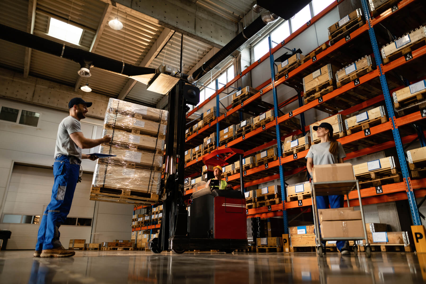 Drei Fachkräfte für Werkslogistik in einem Lager