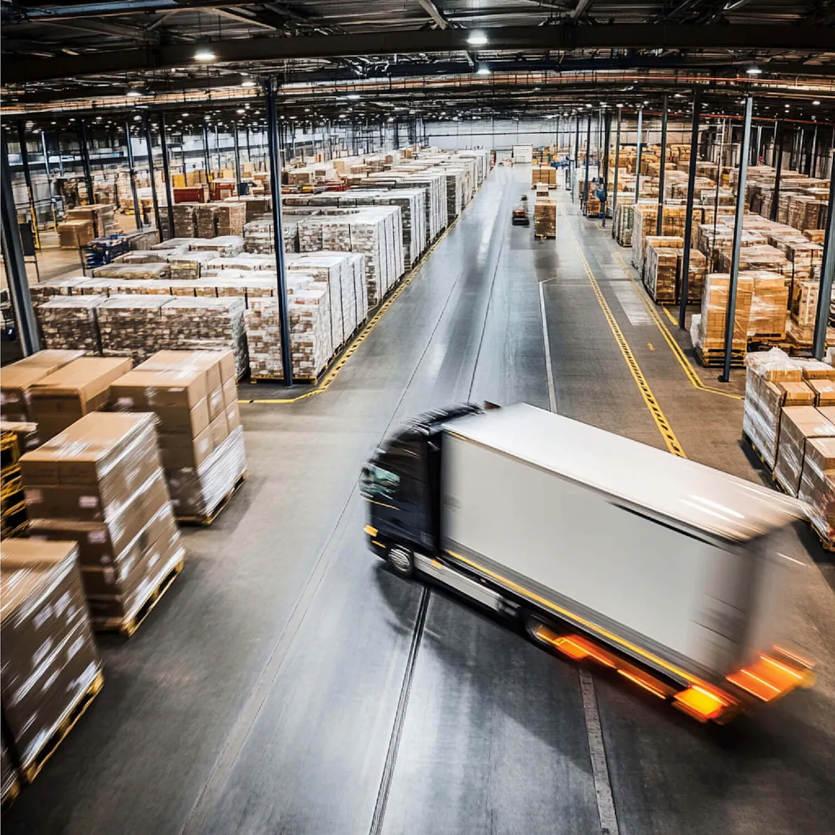 Lager, das nach ausgearbeiteter Werkslogistik arbeitet