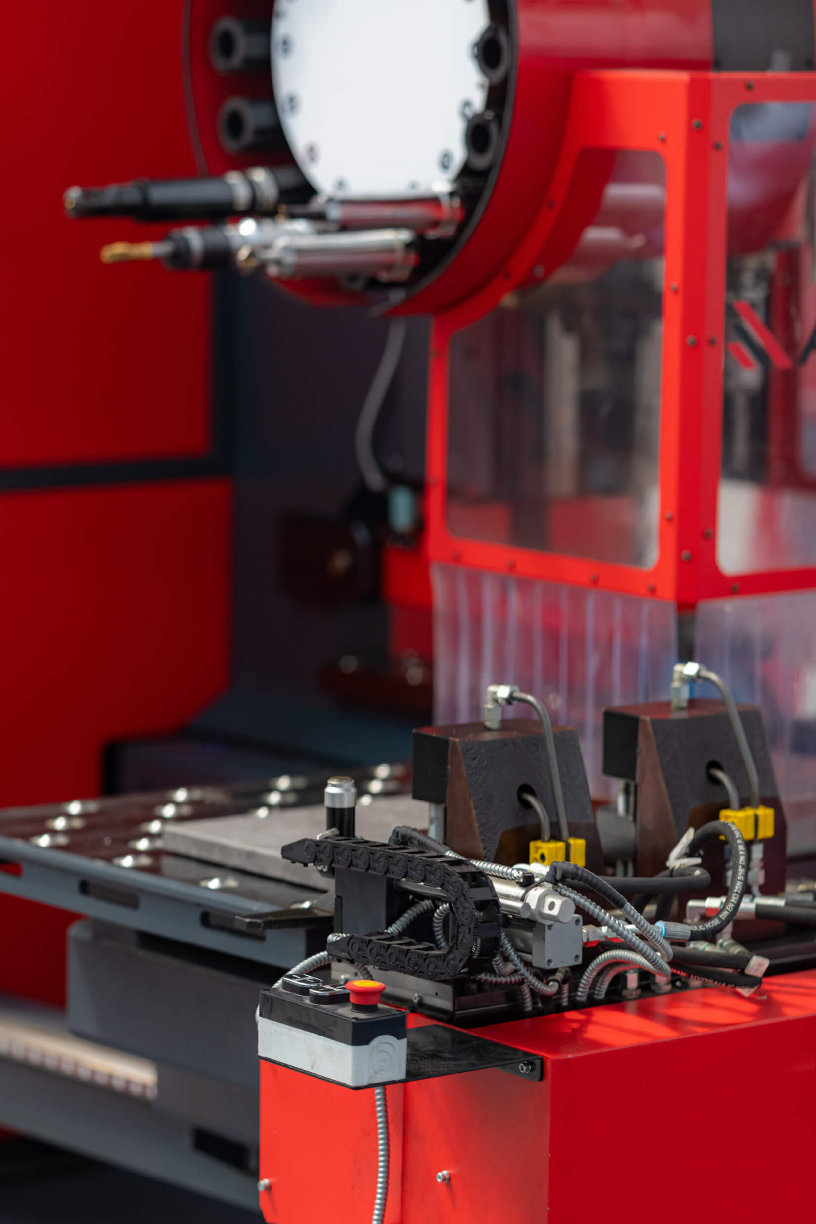 Plattenbohrmaschine mit rotierendem Werkzeugrevolver, Bohrspindel und hydraulischen Spannelementen auf dem Maschinentisch einer Maschinenbaufiirma