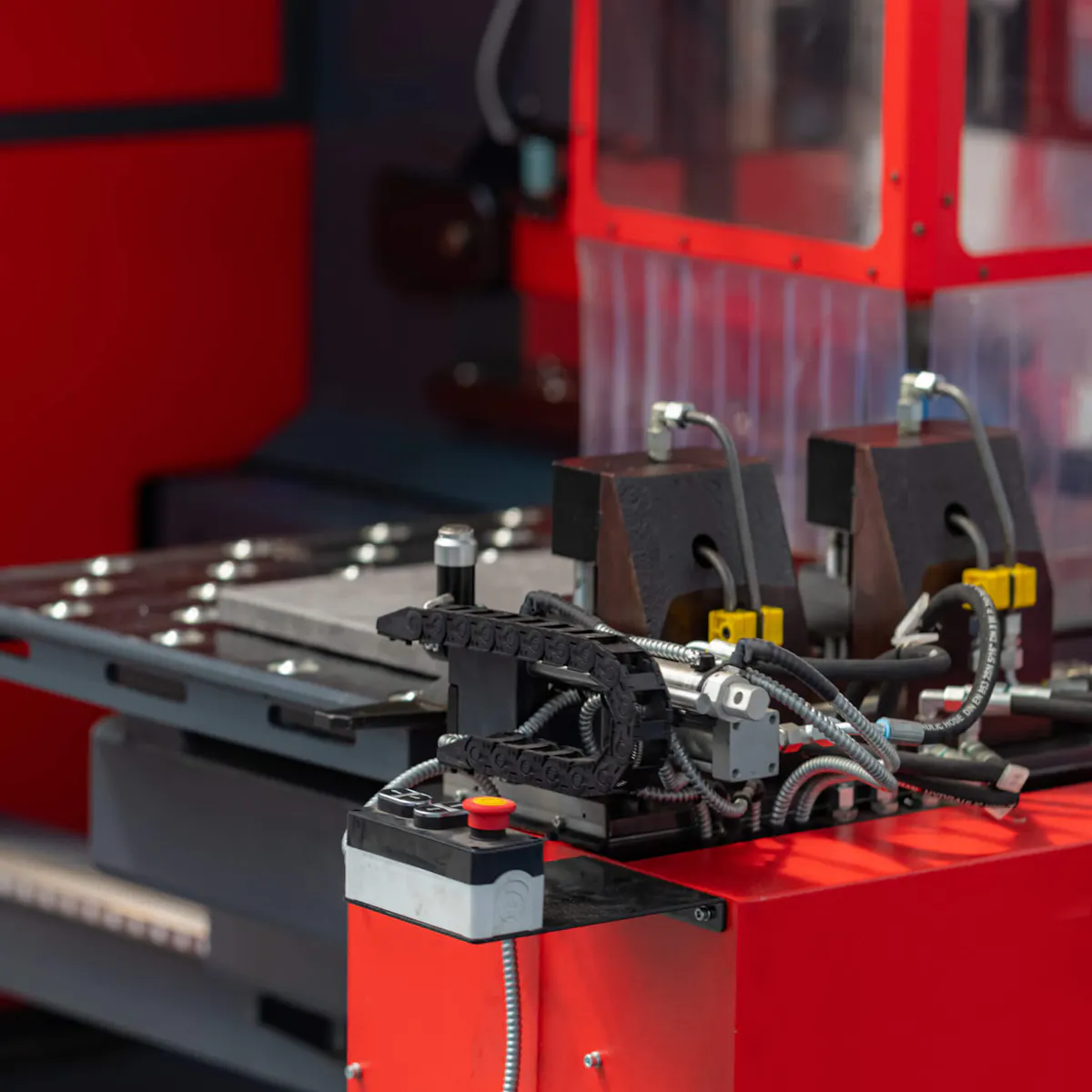 Plattenbohrmaschine mit rotierendem Werkzeugrevolver, Bohrspindel und hydraulischen Spannelementen auf dem Maschinentisch einer Maschinenbaufiirma