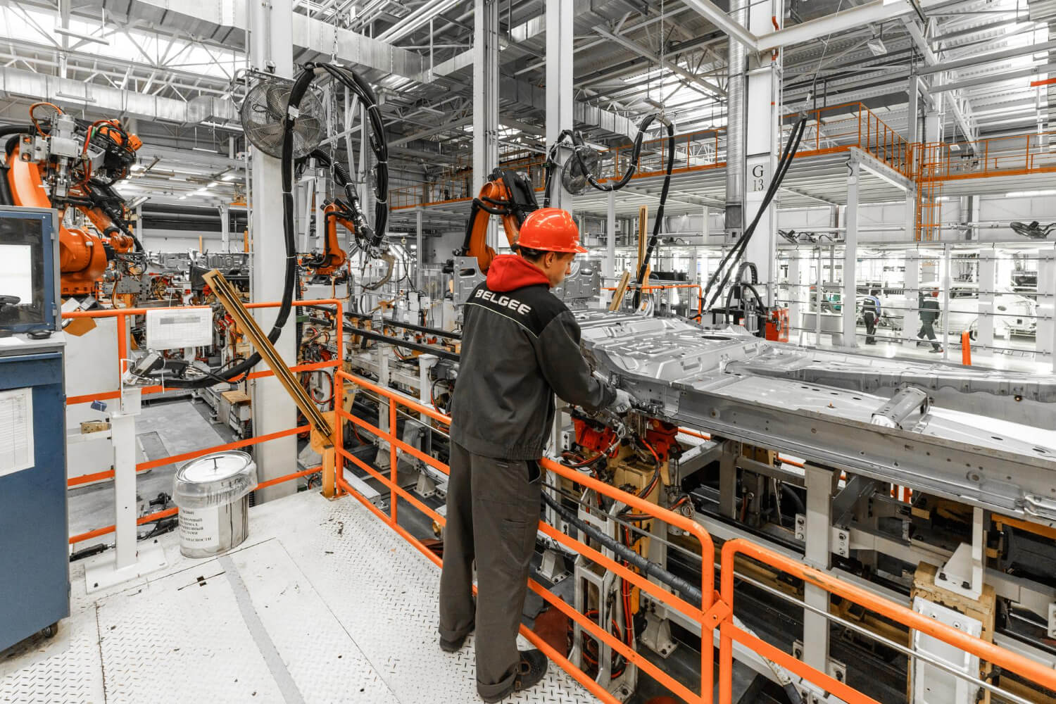 Monteur bei der Baugruppenmontage an einer Fertigungslinie im Automobilbau