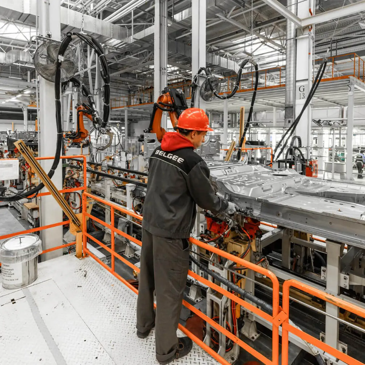 Monteur bei der Baugruppenmontage an einer Fertigungslinie im Automobilbau