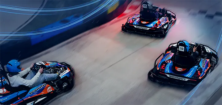Drei Karts auf der Renstrecke