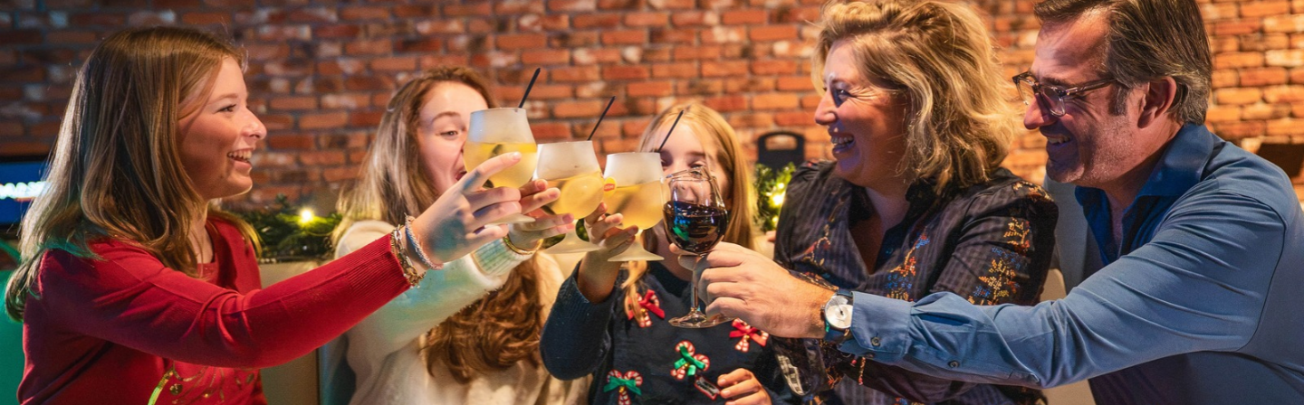 Familie proost met kerst bowlingbaan