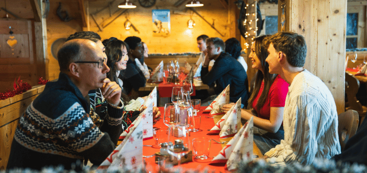 Menschen sitzem am tisch und unterhalten sich 