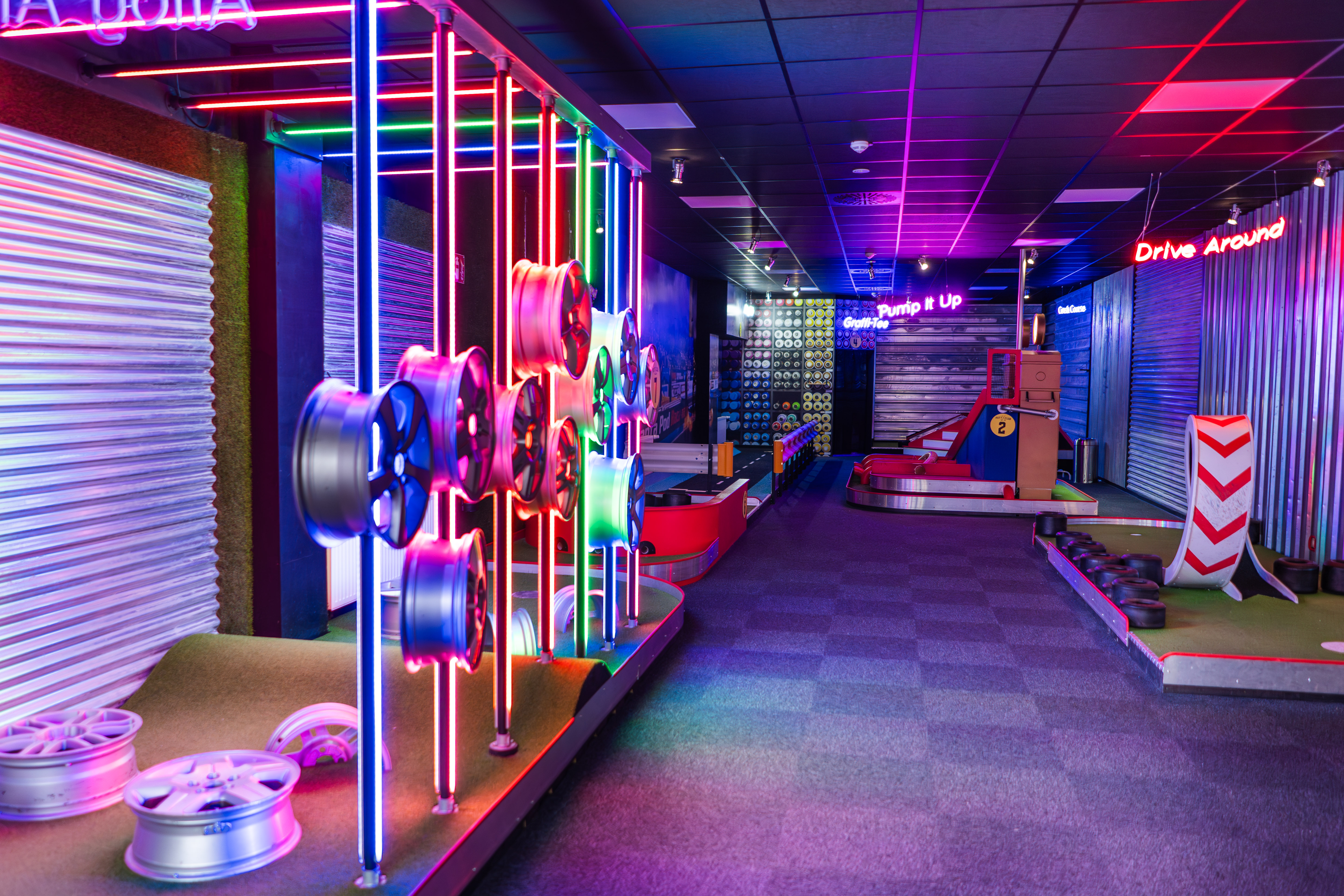 Modernen Minigolf Platz im Motorsport Look 