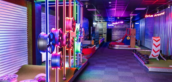 Modernen Minigolf Platz im Motorsport Look