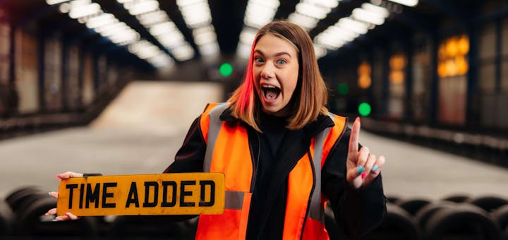 Eine Mitarbeiterin auf der Rennstrecke