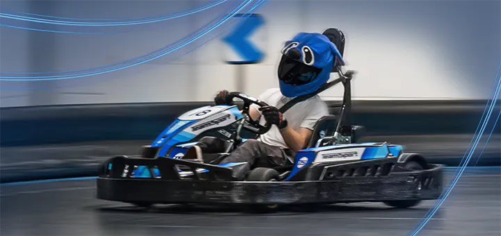 Junge beim KArtfahren mit Helm