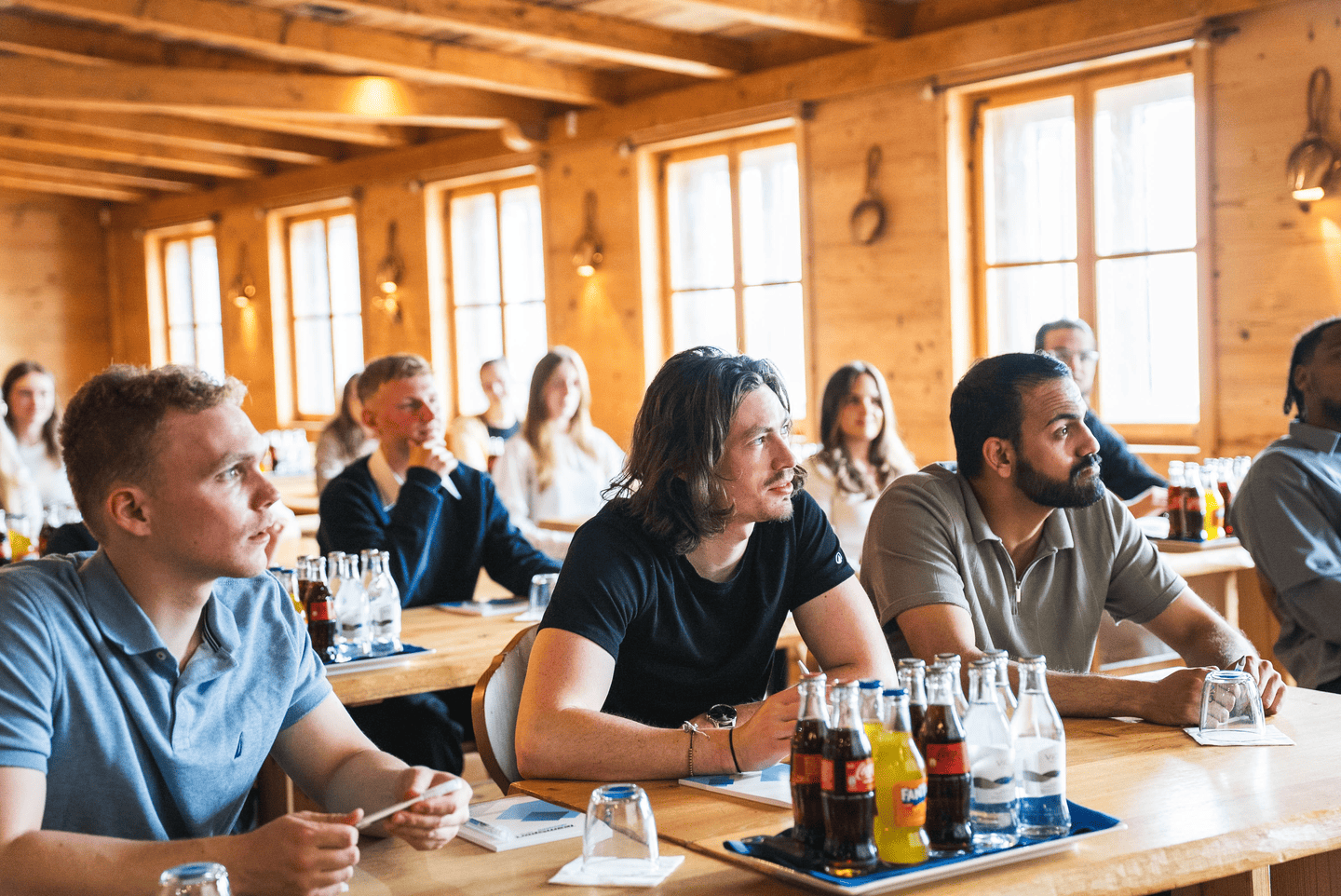 Eine Gruppe nimmt an einer Tagung im Eventstadl teil
