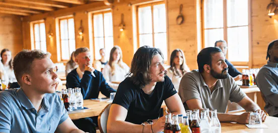 Eine Gruppe nimmt an einer Tagung im Eventstadl teil
