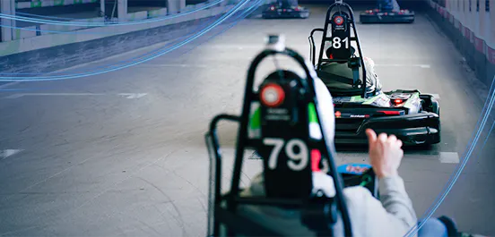 Zwei Karts beim rennen von Hinten