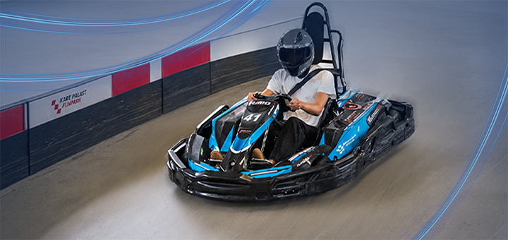 Man beim Kartfahren
