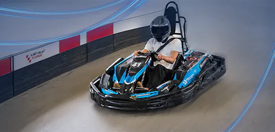 Man beim Kartfahren