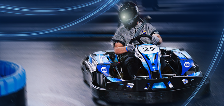 Man beim Kartfahren