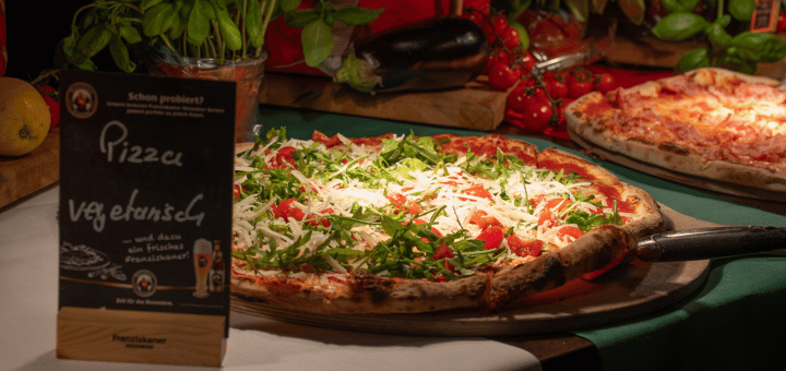 Vegetarische Pizza mit Rucola