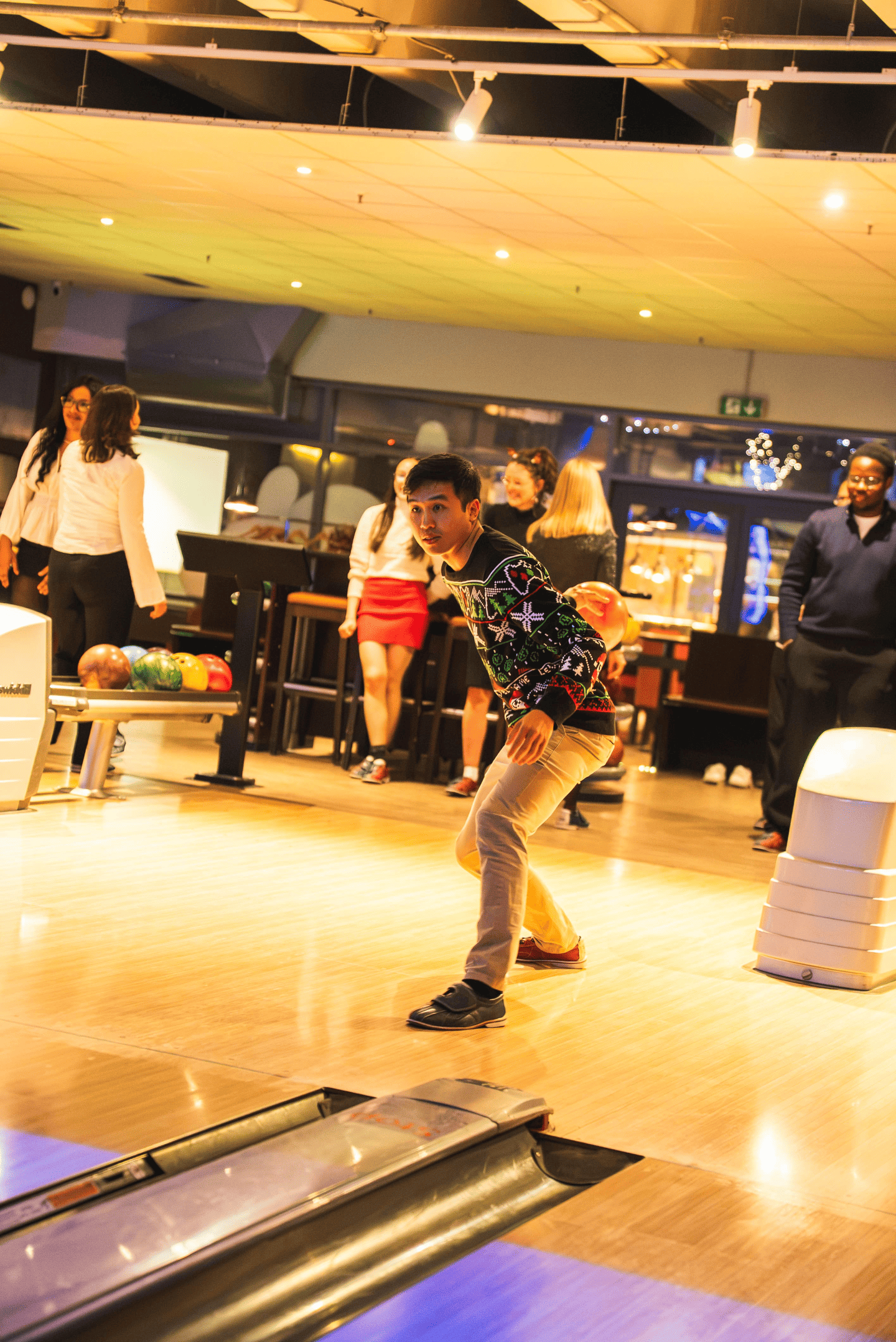 Ein Mann spielt Bowling