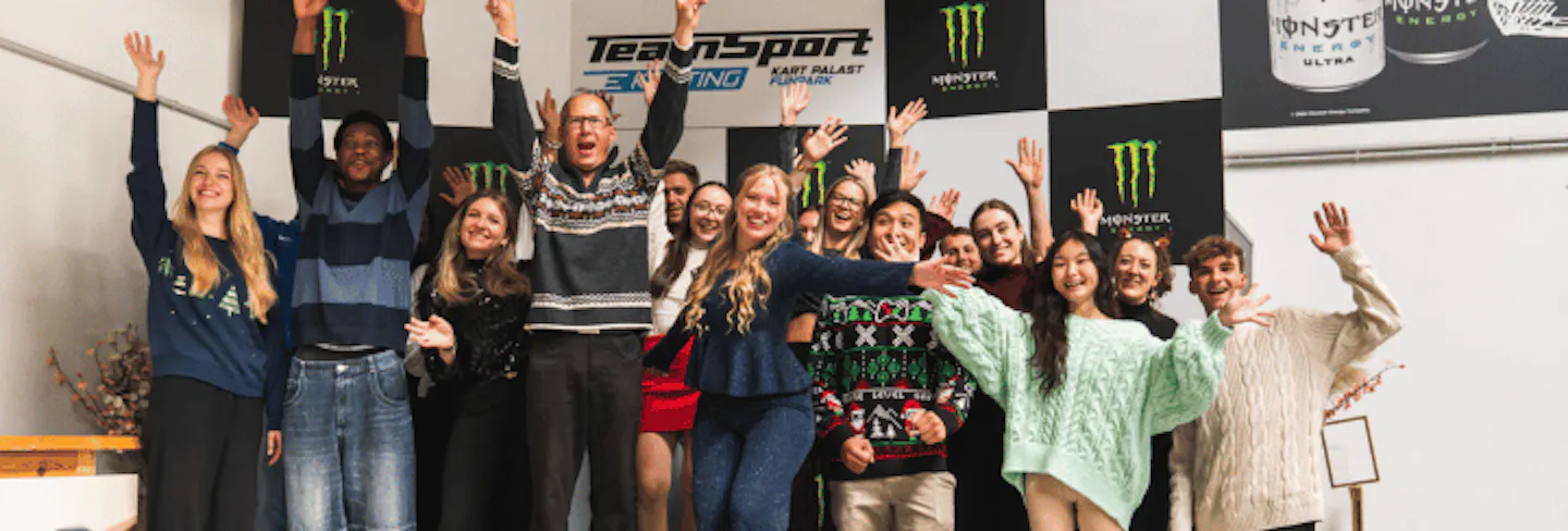 Menschen stehen am Podium und Jubeln
