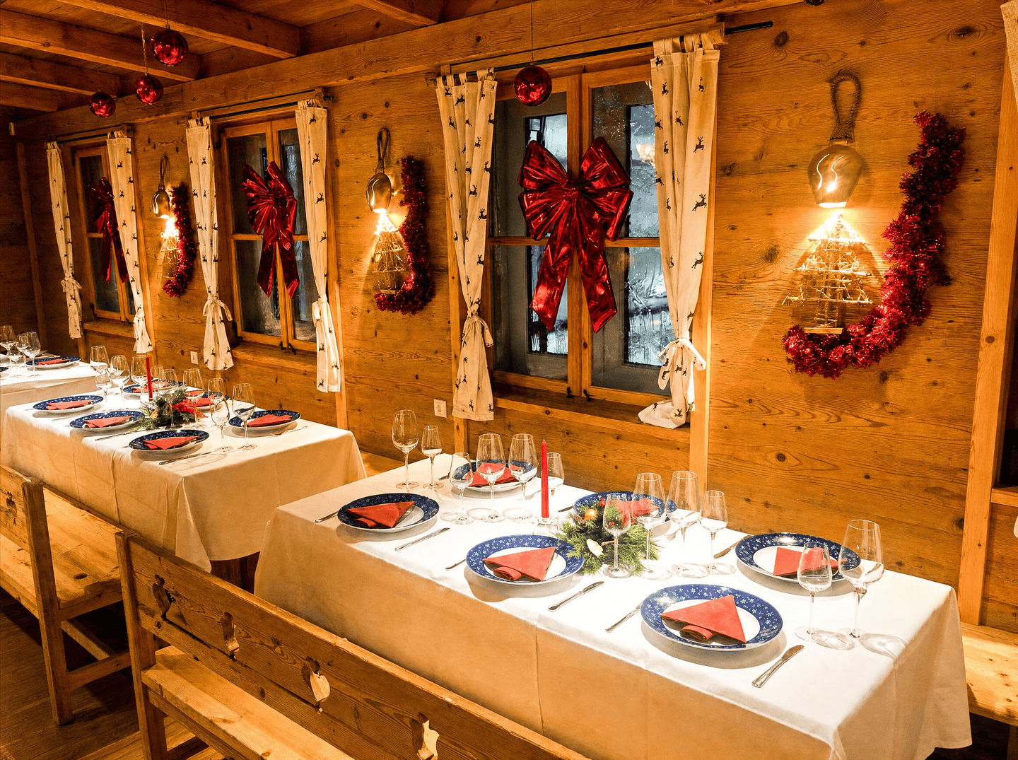 Weihnachtlich eingedeckter Tisch im Eventstadl 