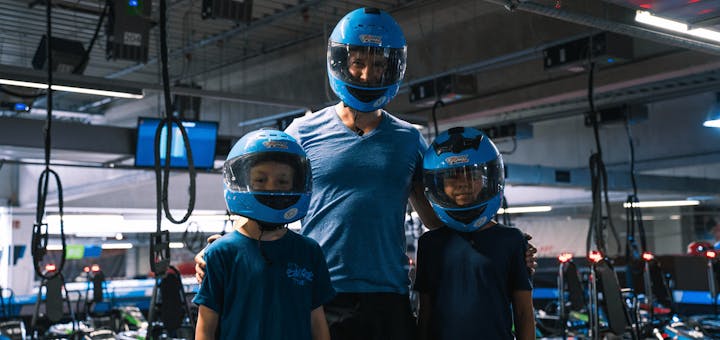 Ein Vater mit seinen Kindern in der Boxengasse kurz vor Rennbeginn