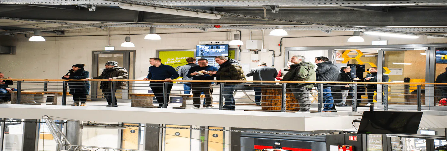 Eine Gruppe von Menschen, die das Rennengeschehen beobachtet.