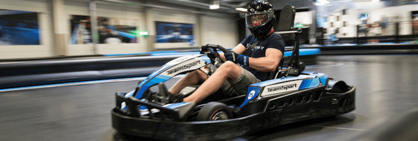 Ein Mann sitzt im Kart und nimmt an einem Rennen teil