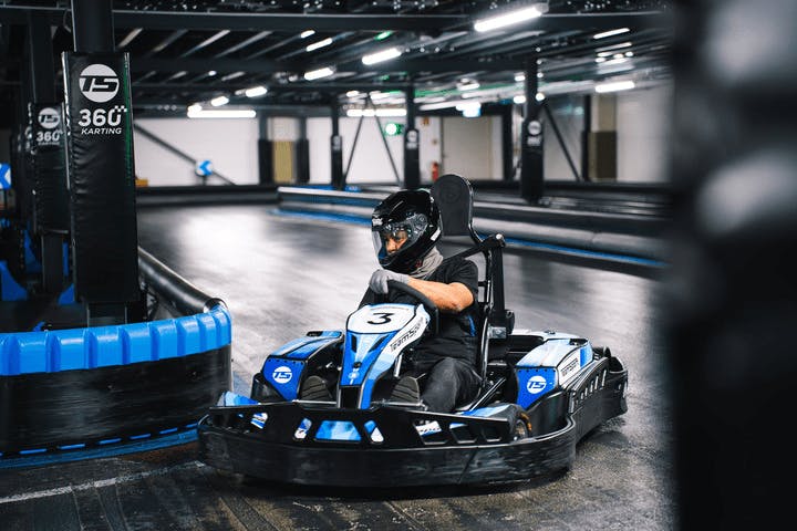 Kartfahrer trifft den apex auf der Indoor-Kartbahn von TeamSport