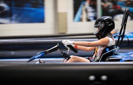 Eine Frau sitzt im Kart und fährt