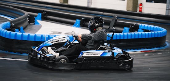 Ein Kart auf der Rennstrecke