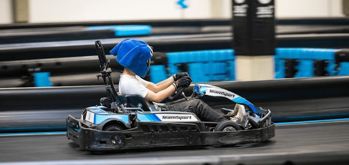 Ein Mann mit Plüsch-Helm-Cover auf der Rennstrecke