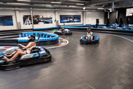 Drei Karts auf der Rennstrecke