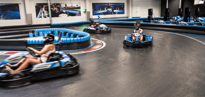 Drei Karts auf der Rennstrecke