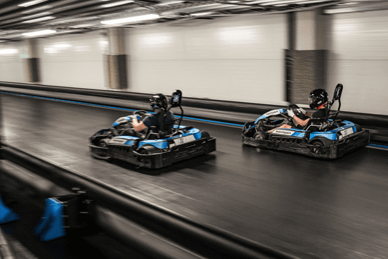 Zwei Rennfahrer, die auf der Strecke um die bessere Position kämpfen. 