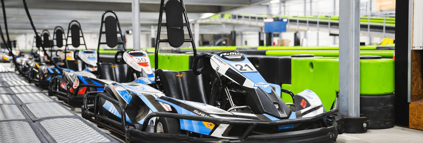  TeamSport E-Karting Osnabrück. Kartfahrer machen sich in ihren Elektro-Go-Karts bereit.