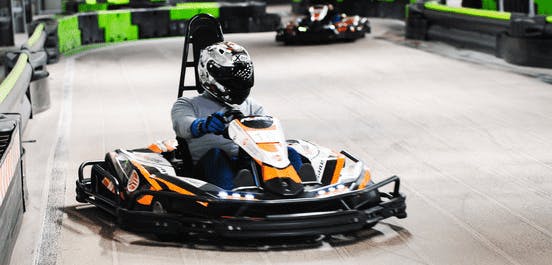 Ein Fahrer nimmt an einem Rennen auf der Rennstrecke teil