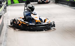 Ein Fahrer nimmt an einem Rennen auf der Rennstrecke teil