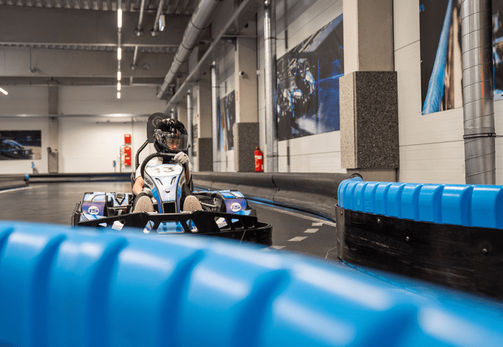 Ein Fahrer fährt in die Boxengasse