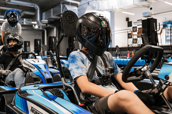 Fahrer sitzen in der Boxengasse in ihren Karts - bereit für den Start des Rennens