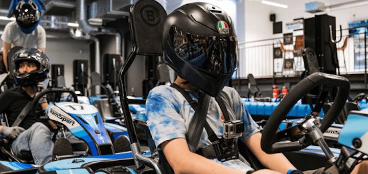 Fahrer sitzen in der Boxengasse in ihren Karts - bereit für den Start des Rennens