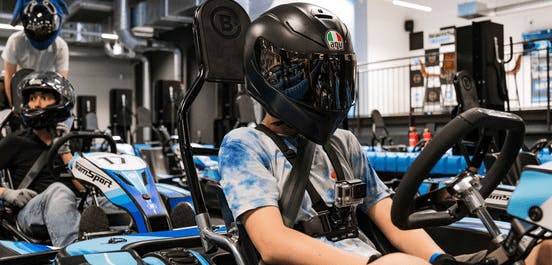 Fahrer sitzen in der Boxengasse in ihren Karts - bereit für den Start des Rennens