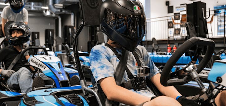 Fahrer sitzen in der Boxengasse in ihren Karts - bereit für den Start des Rennens