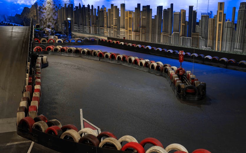 Snelle bochten, langzame bochten, een brug en een tunnel.