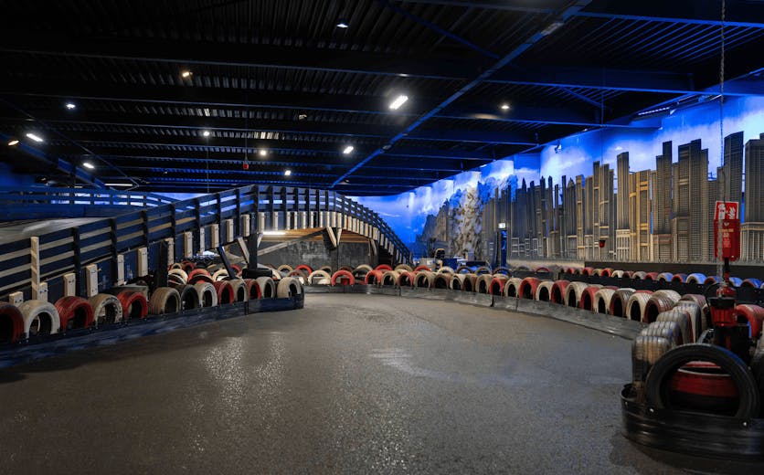 Snelle bochten, langzame bochten, een brug en een tunnel.