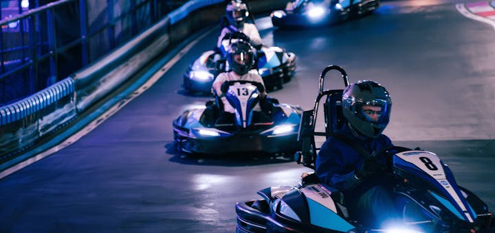 Mehrere Karts fahren auf der Rennstrecke