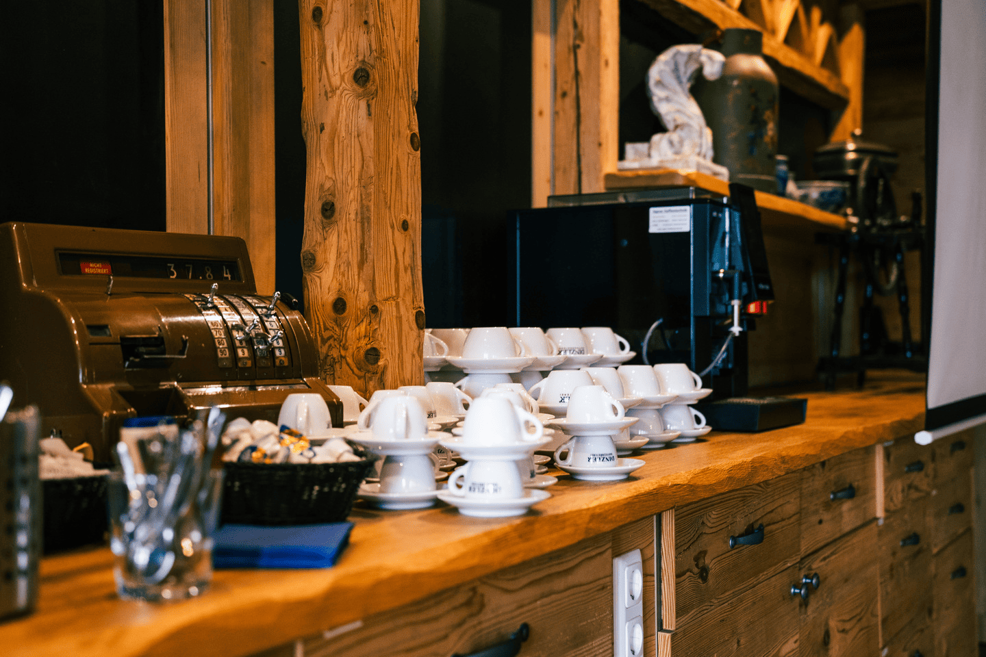 Aufgebaute Kaffeetassen an der Kaffeebar 